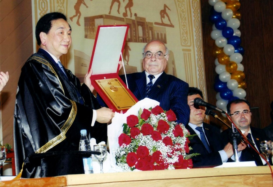 2008年5月12日，阿塞拜疆国立体育文化运动学院为吴经国先生颁发荣誉博士学位