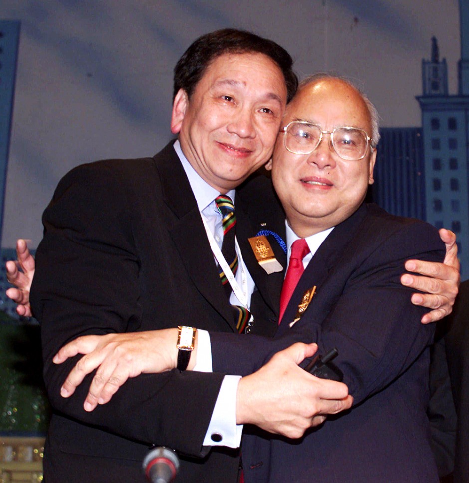 2001年北京获得奥运会主办权时吴经国先生与何振梁先生在莫斯科激动拥抱