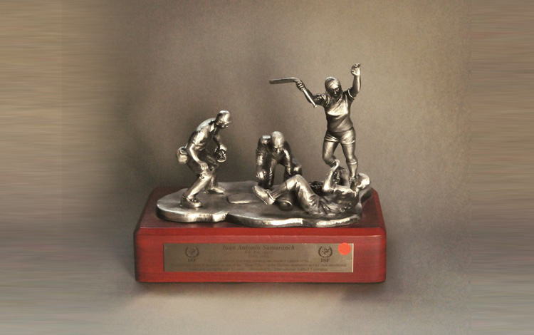 2001年国际垒球协会赠与萨马兰奇的纪念品