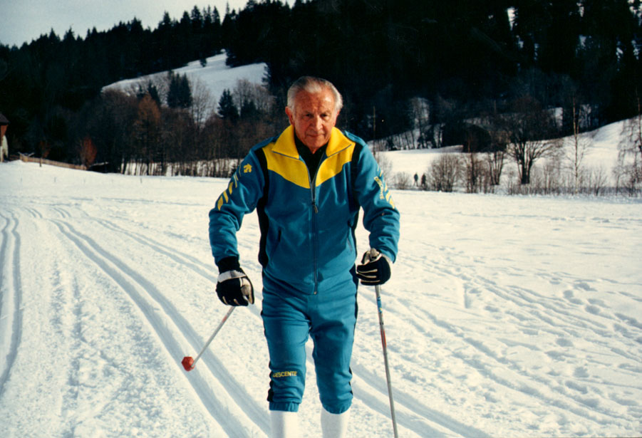 萨马兰奇在练习滑雪